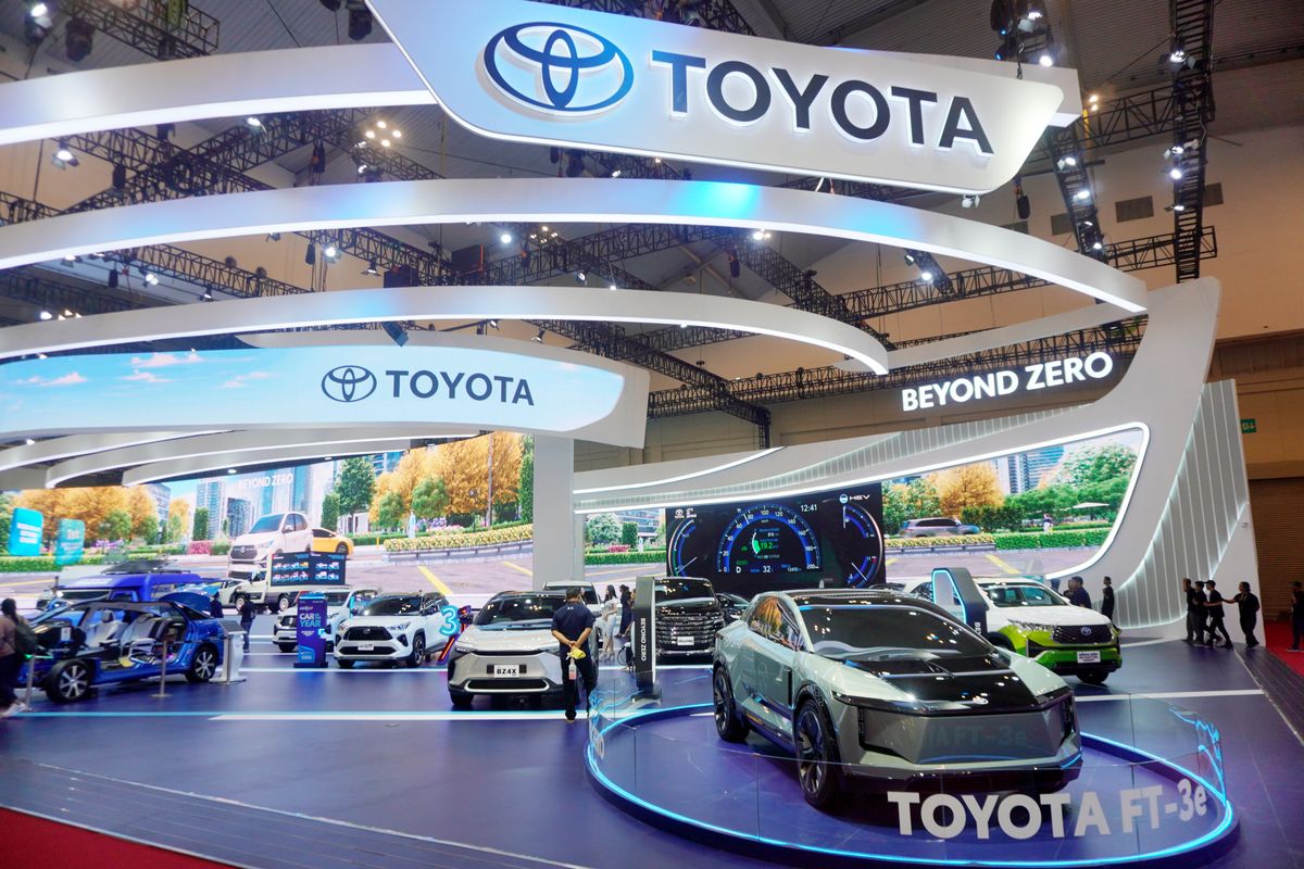 "Booth Toyota di GIIAS 2024 Dapat Respons Positif dari Pengunjung"
