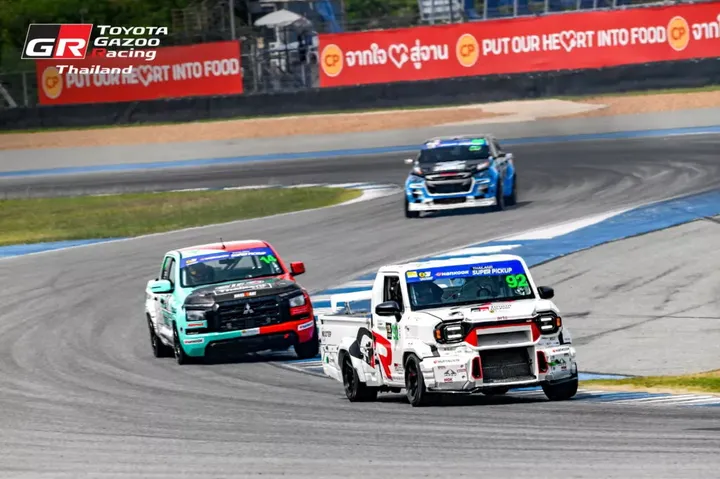 Toyota Hilux Rangga Disulap Jadi Mobil Balap Keren di Thailand!
