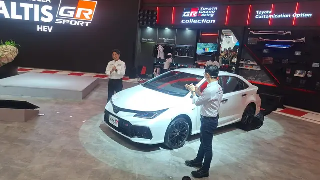 Toyota Corolla Altis GR Sport Hybrid Resmi Meluncur di GIIAS 2025